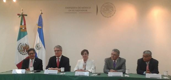 Alejandra Zorrilla con ministros y embajador