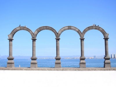 Arcos de piedra con horizonte al fondo