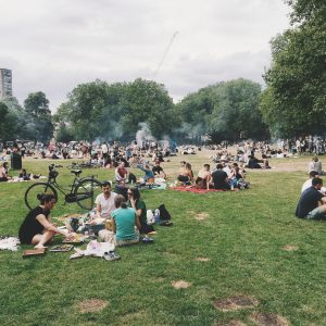 Aire libre, parque y grupos de personas