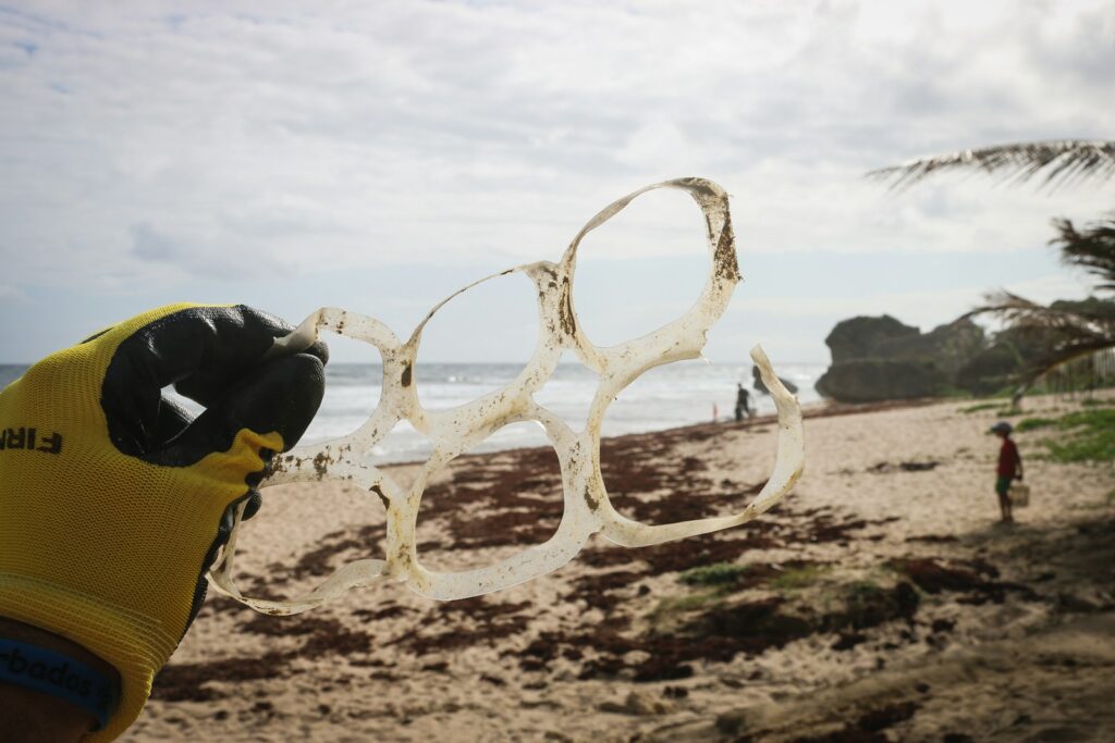 Impactos ambientales del turismo, plástico en playas